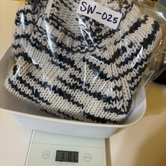 American Eagle Outfitters Womens Knit Sweater Round Neck Size XSmall Black White - Picture 8 of 8